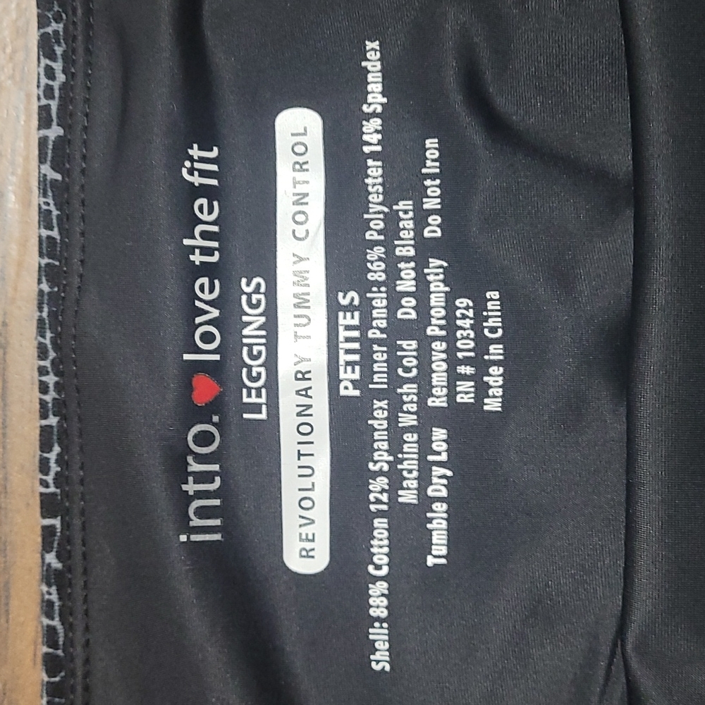 WOMEN'S INTRO LOVE THE FIT CAPRI LEGGINGS - Picture 3 of 3